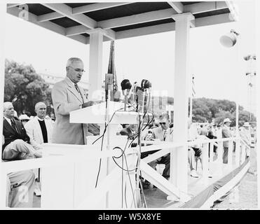 Le président Truman assiste aux cérémonies célébrant le 100e anniversaire du Washington Monument. Il est à podium sur cette photo. Banque D'Images