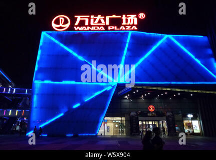 --FILE--Vue de nuit une Wanda Plaza de Dalian Wanda Group à Shanghai, Chine, le 11 septembre 2017. L'immobilier et géant du divertissement Wanda Group a Banque D'Images