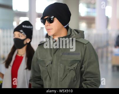 L'actrice américaine Celina Jade, à gauche, et son petit ami, chanteur et acteur Han Geng arrivent à l'Aéroport International de Pékin à Beijing Banque D'Images