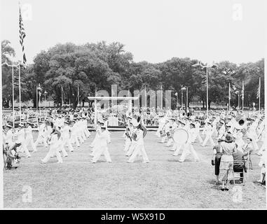 Le président Truman assiste aux cérémonies célébrant le 100e anniversaire du Washington Monument. Il est à regarder la parade de la tribune. Banque D'Images