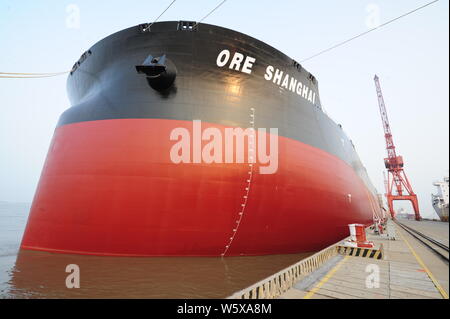 'Ore Shanghai', le plus grand transporteur de minerai pour le transport de minerai de fer, est photographié à Taicang Port de Taicang city, Jiangsu province de Chine orientale, Banque D'Images