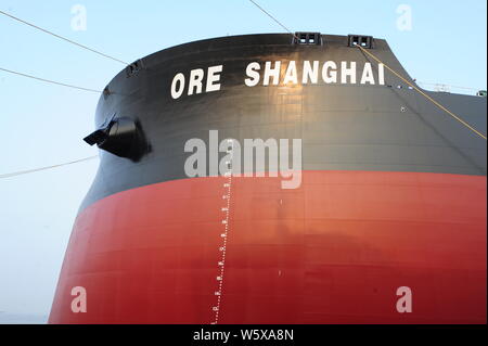 'Ore Shanghai', le plus grand transporteur de minerai pour le transport de minerai de fer, est photographié à Taicang Port de Taicang city, Jiangsu province de Chine orientale, Banque D'Images