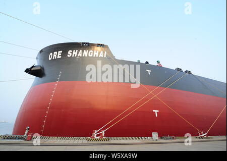 'Ore Shanghai', le plus grand transporteur de minerai pour le transport de minerai de fer, est photographié à Taicang Port de Taicang city, Jiangsu province de Chine orientale, Banque D'Images