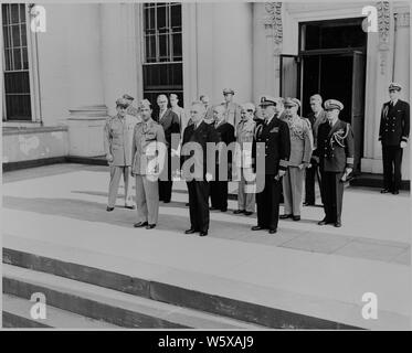 Le président Truman, le Prince Abdul Ilah de l'Iraq, et d'autres représentants de les gouvernements des États-Unis et de l'Iraq, debout en face de la Maison Blanche. Banque D'Images