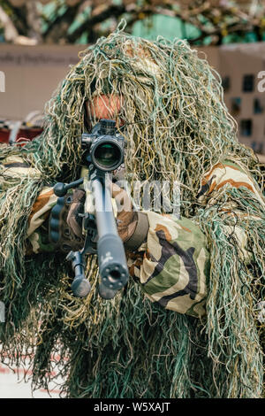 Sniper camouflé victime de leurs armes. continue Soldat vêtu de ghillie camouflage sur la nature Banque D'Images