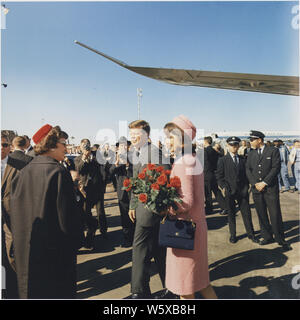 Le président et Mme Kennedy arrivent à Dallas. Le président Kennedy, Mme Kennedy, d'autres. Dallas, TX, Love Field. Banque D'Images