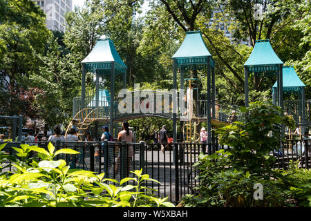 Agent de police Moira Ann Smith Aire de jeux dans le Madison Square Park, NYC Banque D'Images