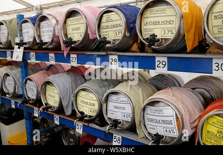 Barils de vraie bière à sheringham beer festival, North Norfolk, Angleterre Banque D'Images