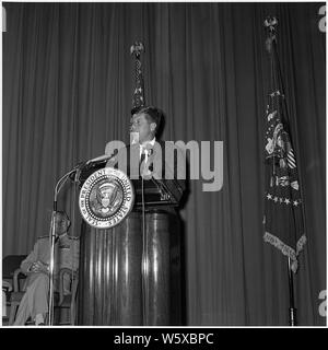 Le président annonce la nomination du nouveau directeur de la Central Intelligence Agency. Le président Kennedy à podium, Président de la Naval War College Vice amiral Bernard L. Austin. Newport, RI, Naval War College. Banque D'Images