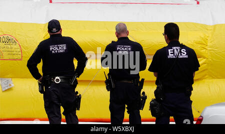 Cavalier suicide sur pont sur l'interstate 95 à New Rochelle, New York Banque D'Images