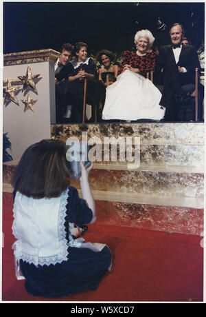 Le président élu et Mme Bush ont leur photo prise par leur petite-fille, Barbara Bush, au premier gala le 19 janvier 1989 au Palais des Congrès de Washington, D.C. Banque D'Images