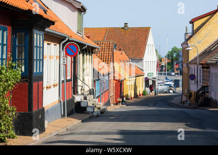 Ancien cadre en bois traditionnelles maisons en bordure de rue dans la vieille ville, Allinge, île de Bornholm, mer Baltique, Danemark, Europe Banque D'Images