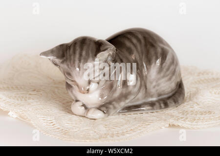 Chat couchage Rosenthal de l'artiste K. Himmelstoss Banque D'Images