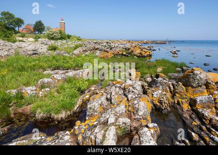 Svaneke Gamle Fyr phare et côte rocheuse le long de la côte est, Svaneke, île de Bornholm, mer Baltique, Danemark, Europe Banque D'Images