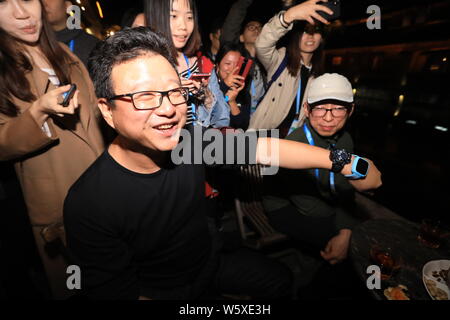 William Ding Ding Lei, ou gauche, PDG de Netease (163.Com), et Charles Zhang Chaoyang, président-directeur général de portail Internet chinois Sohu.com, participer Banque D'Images