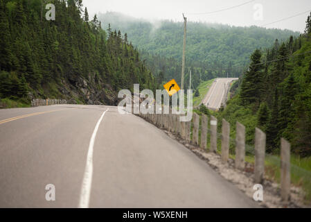 L'autoroute Trans Canada sinueuses à travers le brouillard et l'humidité de l'été allant au large de la rive nord du lac Supérieur. Banque D'Images