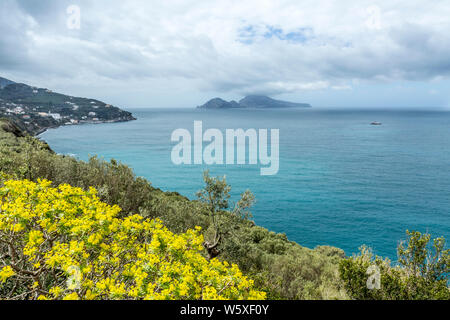 Vue sur la mer de l'île de Capri au départ de Sorrente, près de Naples, Italie Banque D'Images