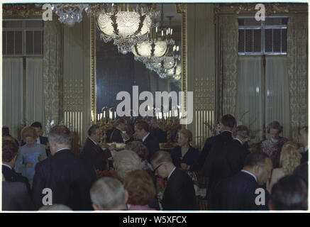 Dîner offert par réciprocité Leonid I. Brejnev, Secrétaire Général du Comité central du Parti communiste de l'URSS. Chambre d'or, l'ambassade soviétique, Washington, D.C. ; Portée et contenu : Sur la photo : Thelma Ryan (Pat) Nixon, Leonid Brejnev, Richard M. Nixon. Objet : chefs d'Etat - URSS. Banque D'Images