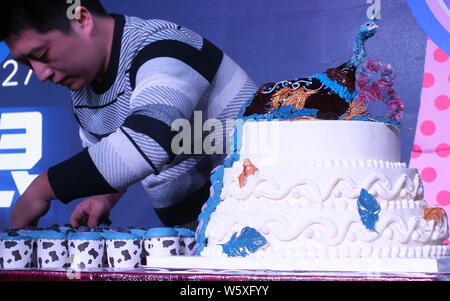 Un Gateau Geant En Forme D Un Paon Est Exposee A Une Wanda Plaza Dans La Ville De Yichang Province Du Hubei En Chine Centrale Le 24 Novembre 18 Un Geant Cak Photo