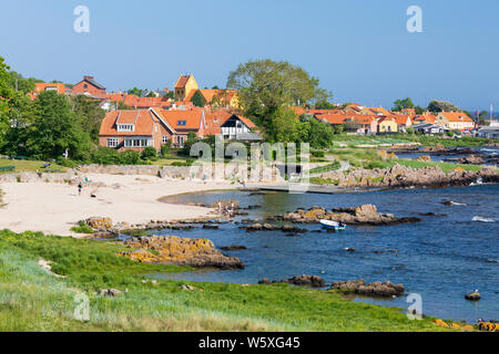 Vue sur plage de sable blanc de Rural Strand sur matin ensoleillé, Allinge, île de Bornholm, mer Baltique, Danemark, Europe Banque D'Images