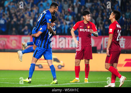 Joueur de football Italian-Brazilian Citadin Martins Eder, simplement connu sous le nom de Eder, droite, de Jiangsu Suning célèbre avec joueur de football brésilien, Alex Banque D'Images