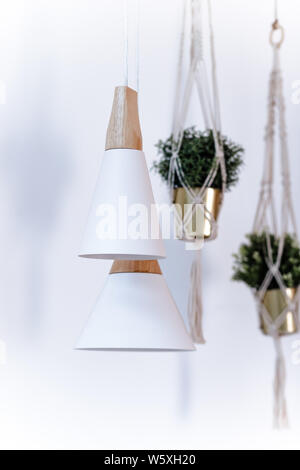 Deux lampes suspendues , ampoule lampe de plafond moderne blanc.sur fond de mur mur de briques blanches.Le décor intérieur. Style scandinave moderne et écologique, Banque D'Images