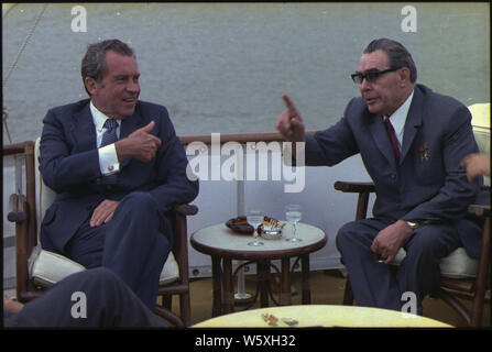 Richard Nixon et Leonid Brejnev à bord du Sequoia ; Portée et contenu : Sur la photo : Richard M. Nixon, Leonid Brejnev. Objet : chefs d'Etat - URSS. Banque D'Images