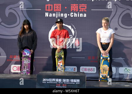 (De gauche) premier finaliste Kisa Nakamura du Japon, Sakura Yosozumi gagnant du Japon et deuxième Coquelicot Starr Olsen de l'Australie font peser sur la po Banque D'Images
