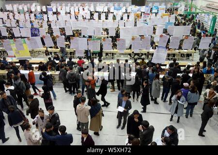 Chinese Recherche d'emploi rechercher un emploi dans un salon de l'emploi dans la ville de Daqing, province de Heilongjiang, du nord-est de la Chine, 26 octobre 2018. Le marché du travail de la Chine g Banque D'Images