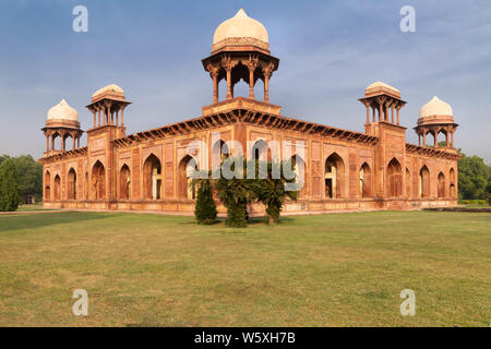 Agra , Uttar Pradesh , Inde , novembre 24.2015 - vue du tombeau d'Imariam -uz-Zamani Banque D'Images