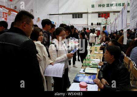 Chinese Recherche d'emploi rechercher un emploi dans un salon de l'emploi dans la ville de Daqing, province de Heilongjiang, du nord-est de la Chine, 26 octobre 2018. Le marché du travail de la Chine g Banque D'Images