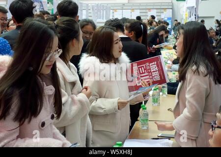 Chinese Recherche d'emploi rechercher un emploi dans un salon de l'emploi dans la ville de Daqing, province de Heilongjiang, du nord-est de la Chine, 26 octobre 2018. Le marché du travail de la Chine g Banque D'Images