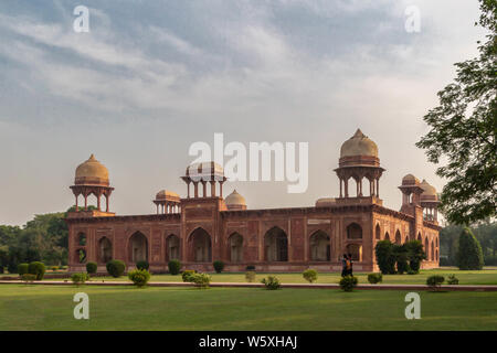 Agra , Uttar Pradesh , Inde , novembre 24.2015 - vue du tombeau d'Imariam -uz-Zamani Banque D'Images