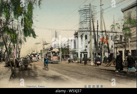 [ 1900 ] Le Japon - Tokyo Ginza - Trois tramways passent par l'Hattori bâtiment dans le quartier chic de Tokyo, Ginza. Chariots sont garés sous les arbres verdoyants. L'Hattori Capacités est principaux sites de Ginza. C'était la maison de K. Hattori & Co., une montre et des bijoux shop a ouvert ses portes en 1881 (ère Meiji) 14 par Kintaro Hattori (1860-1934). 20e siècle vintage carte postale. Banque D'Images