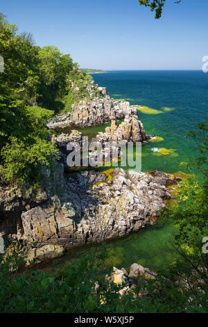 Des formations rocheuses escarpées de Lyseklippen Helligdomsklipperne à, près de Gudhjem, Bornholm, mer Baltique, Danemark, Europe Banque D'Images