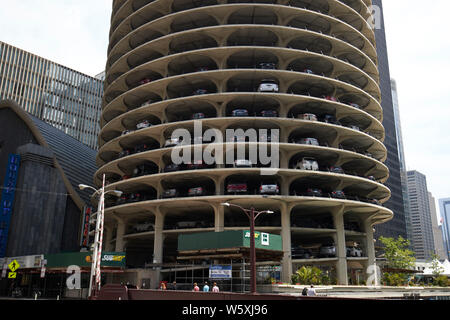 Voitures garées sur le parking de l'article de marina city Chicago IL États-unis Banque D'Images