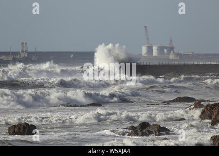Mur sud et l'entrée du port de Leixoes dans une mer rugueuse à jour, Porto, Portugal Banque D'Images