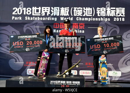 (De gauche) premier finaliste Kisa Nakamura du Japon, Sakura Yosozumi gagnant du Japon et deuxième Coquelicot Starr Olsen de l'Australie font peser sur la po Banque D'Images