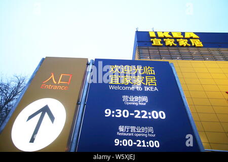 --FILE--Vue d'un magasin de meubles d'IKEA à Beijing, Chine, 7 janvier 2018. Bouilloire smartphone chinois Xiaomi a annoncé son partenariat avec d'Ikea Banque D'Images