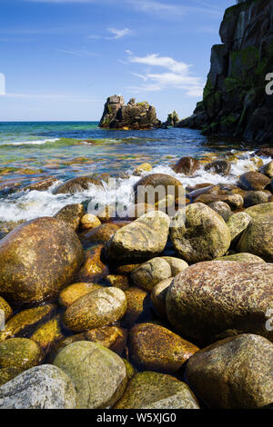 Les formations rocheuses de Torre Ovn et Apostlene rock vu de la plage jonchée, Helligdomsklipperne, près de Gudhjem, Bornholm, mer Baltique, Danemark, Europe Banque D'Images