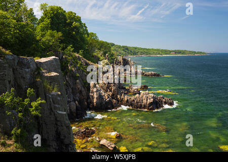 Des formations rocheuses escarpées de Helligdomsklipperne, près de Gudhjem, Bornholm, mer Baltique, Danemark, Europe Banque D'Images