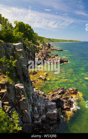 Des formations rocheuses escarpées de Helligdomsklipperne, près de Gudhjem, Bornholm, mer Baltique, Danemark, Europe Banque D'Images