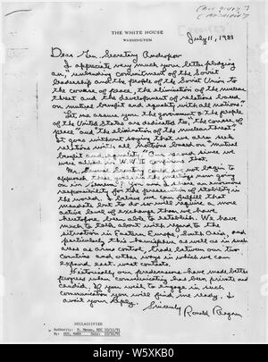 Ronald Reagan's Notes sur Décembre 1981 Brejnev re Câble Pologne ; la portée et contenu : Reagan commentaires manuscrits sur la réponse à sa Décembre 1981 câble pour Brejnev qui a critiqué les actions soviétique vers la Pologne. Banque D'Images