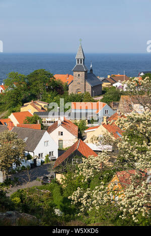 Vue sur la vieille ville et l'église à la mer Baltique derrière, Gudhjem, île de Bornholm, mer Baltique, Danemark, Europe Banque D'Images