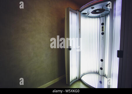 Bronzage Vertical Solarium turbo Light machine avec la lumière d'un bleu éclatant pour lampes UV bronzage et soins de la peau. Bronzage solarium moderne vide Banque D'Images