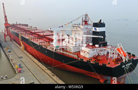 'Ore Shanghai', le plus grand transporteur de minerai pour le transport de minerai de fer, est photographié à Taicang Port de Taicang city, Jiangsu province de Chine orientale, Banque D'Images