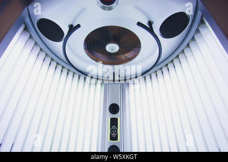 Bronzage Vertical Solarium turbo Light machine avec la lumière d'un bleu éclatant pour lampes UV bronzage et soins de la peau. Bronzage solarium moderne vide Banque D'Images