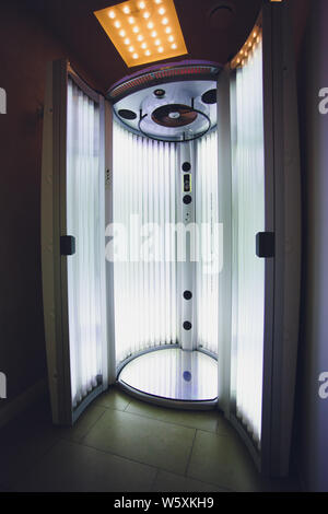 Bronzage Vertical Solarium turbo Light machine avec la lumière d'un bleu éclatant pour lampes UV bronzage et soins de la peau. Bronzage solarium moderne vide Banque D'Images