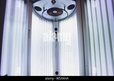 Bronzage Vertical Solarium turbo Light machine avec la lumière d'un bleu éclatant pour lampes UV bronzage et soins de la peau. Bronzage solarium moderne vide Banque D'Images