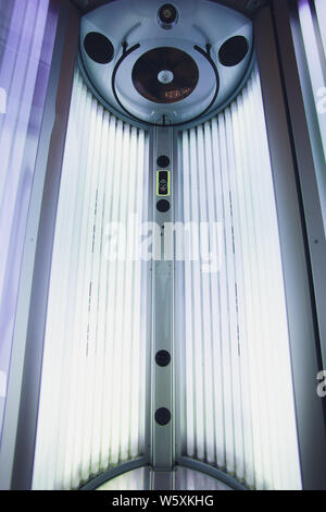 Bronzage Vertical Solarium turbo Light machine avec la lumière d'un bleu éclatant pour lampes UV bronzage et soins de la peau. Bronzage solarium moderne vide Banque D'Images